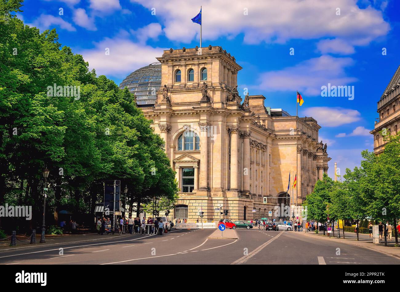 Berlino, Germania - 30 aprile 2014: Edificio del Reichstag a Berlino. Il parlamento nazionale tedesco con la nuova cupola di vetro è una perfetta miscela di histo Foto Stock