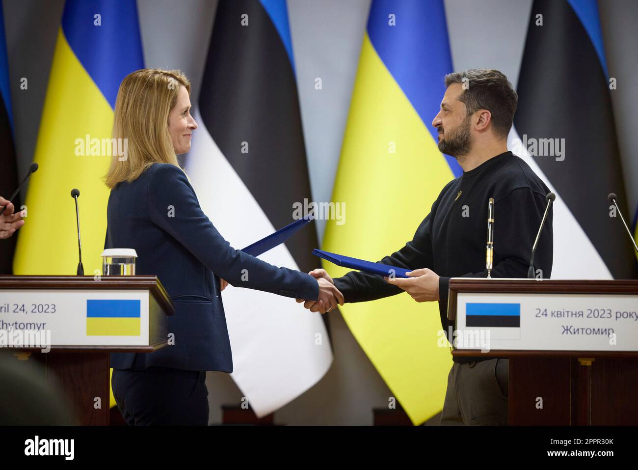 Zhytomyr, Ucraina. 24th Apr, 2023. Il presidente ucraino Volodymyr Zelenskyy, destra, e il primo ministro estone Kaja Kallas, si scambiano accordi firmati a seguito di discussioni bilaterali al Politecnico di Zhytomyr, 24 aprile 2023 a Zhytomyr, Ucraina. Credit: Foto piscina/Ufficio stampa presidenziale ucraino/Alamy Live News Foto Stock