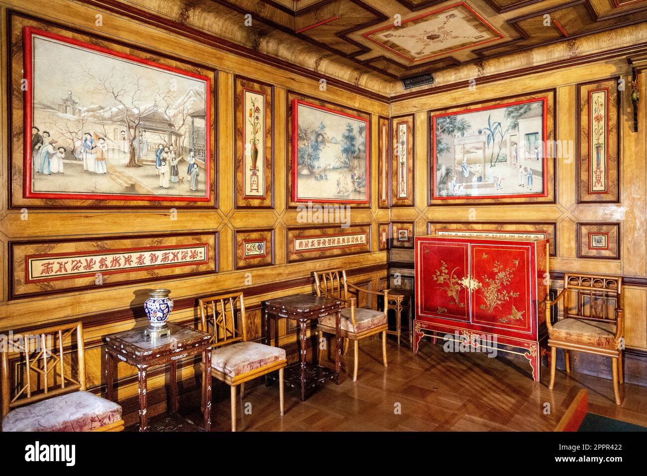 Armadio rosso antico e opere d'arte orientali all'interno della Sala Cinese al Palazzo reale di Wilanow, Varsavia, Polonia, del 17th secolo Foto Stock