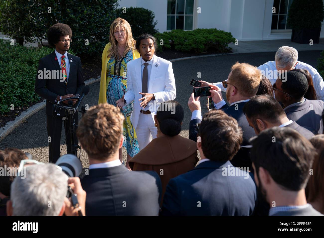 Washington, Stati Uniti d'America. 24th Apr, 2023. Justin Pearson, rappresentante dello Stato del Tennessee, parla ai media con i colleghi Justin Jones(L) e Gloria Johnson (R) alla Casa Bianca di Washington, DC, 24 aprile 2023. Chris Kleponis - Pool/Sipa USA il presidente degli Stati Uniti Joe Biden e la prima signora Dr. Jill Biden accolgono i governatori e i loro coniugi per la cena alla Casa Bianca durante l'incontro invernale della National Governors Association a Washington, DC il 11 febbraio 2023. Credit: Chris Kleponis/Pool/Sipa USA Credit: Sipa USA/Alamy Live News Foto Stock