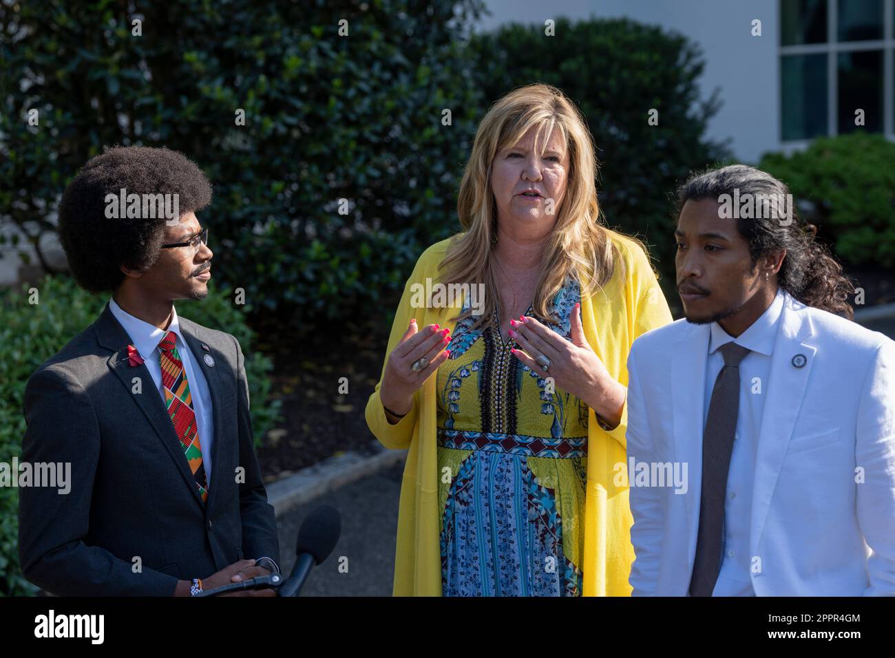 Washington, Stati Uniti d'America. 24th Apr, 2023. Gloria Johnson, rappresentante dello Stato del Tennessee, parla ai media con i colleghi Justin Jones(L) e Justin Pearson(R) alla Casa Bianca di Washington, DC, 24 aprile 2023. Chris Kleponis - Pool/Sipa USA il presidente degli Stati Uniti Joe Biden e la prima signora Dr. Jill Biden accolgono i governatori e i loro coniugi per la cena alla Casa Bianca durante l'incontro invernale della National Governors Association a Washington, DC il 11 febbraio 2023. Credit: Chris Kleponis/Pool/Sipa USA Credit: Sipa USA/Alamy Live News Foto Stock