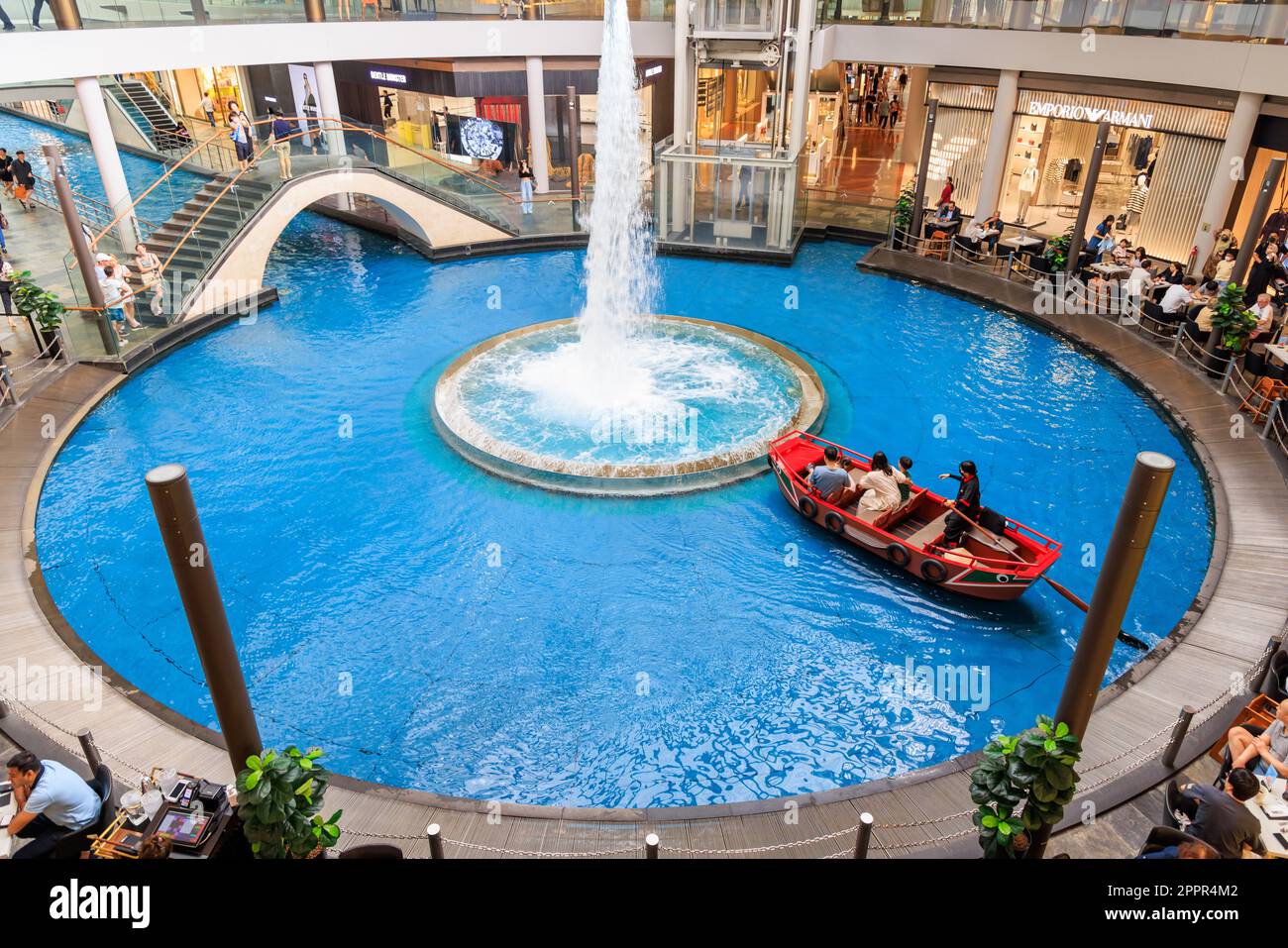 Giro in sampan presso The Shoppes a Marina Bay Sands, Singapore Foto Stock