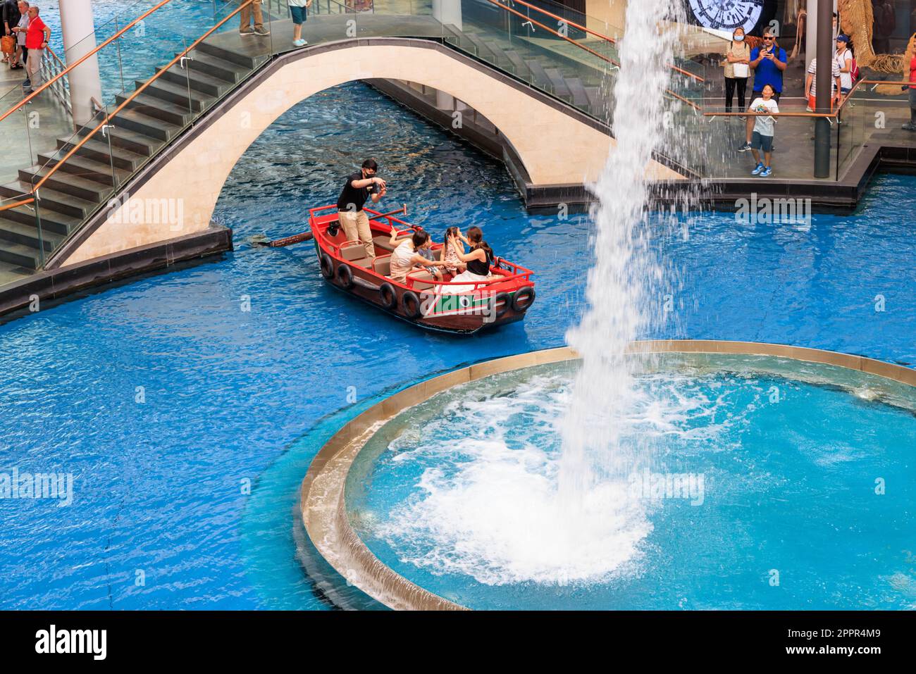 Giro in sampan presso The Shoppes a Marina Bay Sands, Singapore Foto Stock