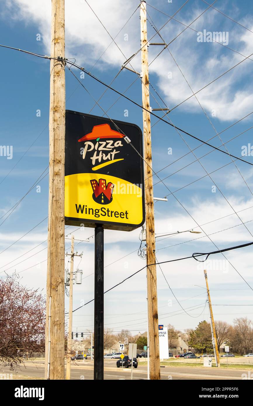 Pizza Hut pole segno pubblicità pizza e pollo ali a Wichita, Kansas, USA. Foto Stock