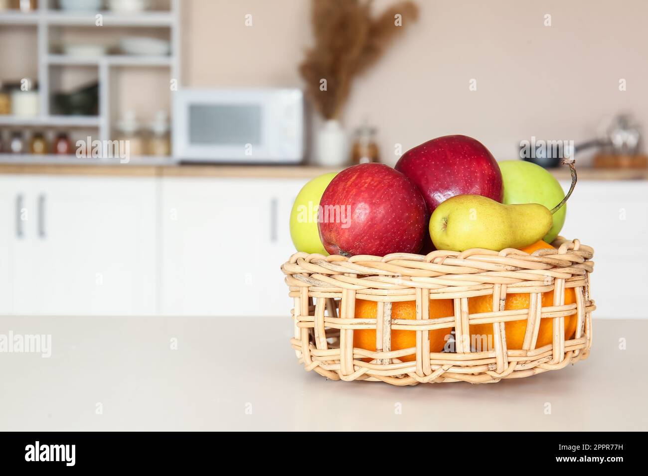 Cestino di frutta sul tavolo da pranzo in cucina Foto stock - Alamy
