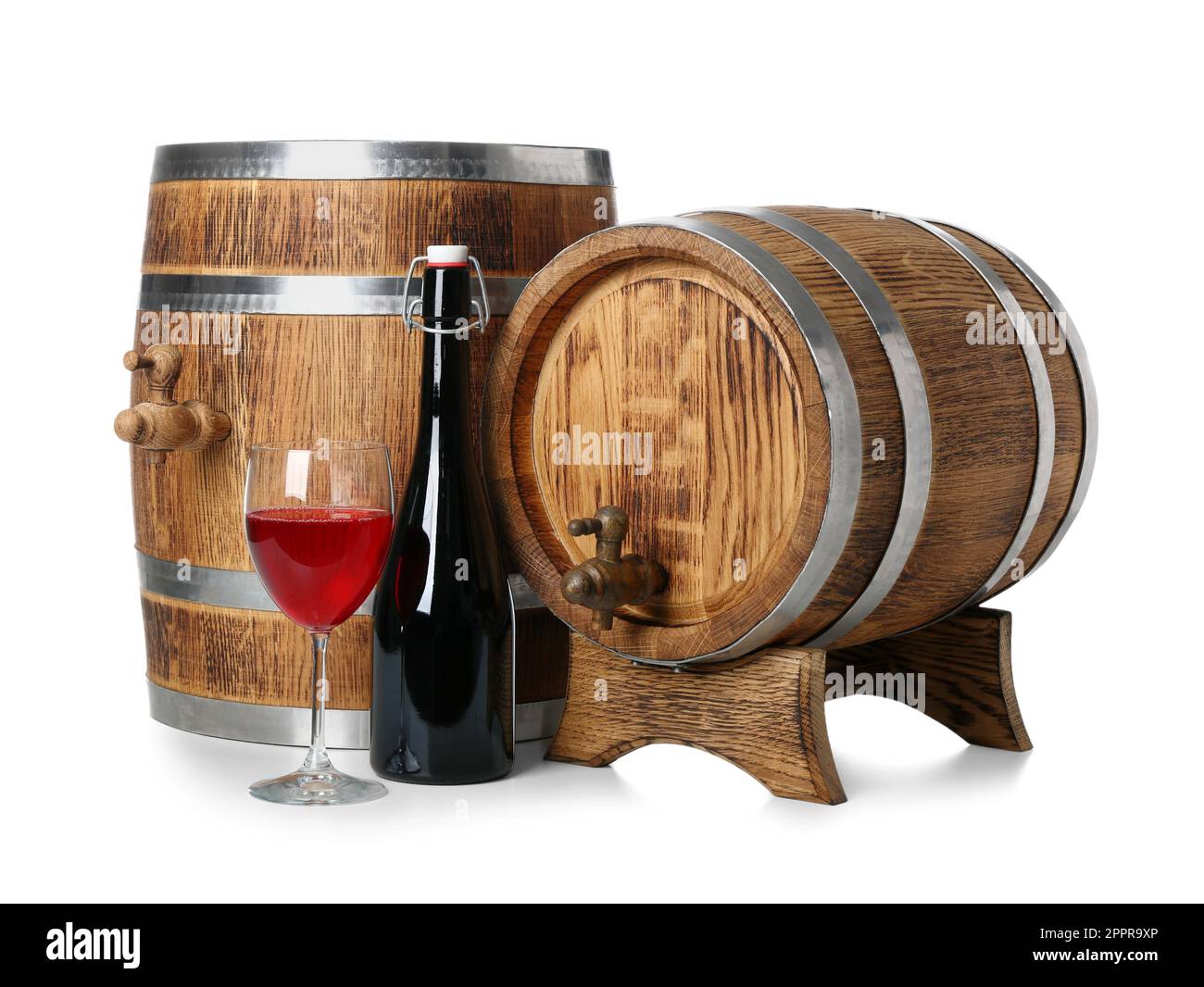 Botti di legno, bottiglia e bicchiere di vino isolati su fondo bianco Foto Stock