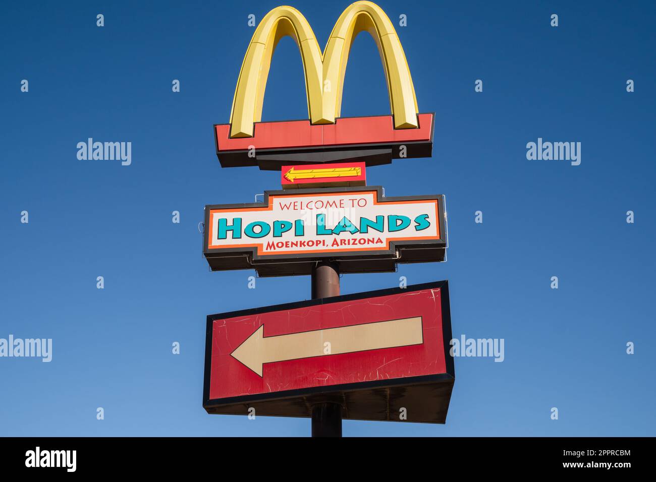 Moenkopi, AZ, US-21 dicembre 2022: McDonalds sulla riserva indiana Hopi a Tuba City, Arizona. Foto Stock