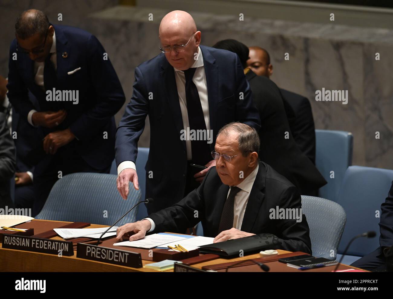 24 aprile 2023, New York, New York, USA: 4 aprile 2023 - New York, NY USA -il ministro degli Esteri della Federazione Russa, Sergey Lavrov, siede al Consiglio di sicurezza delle Nazioni Unite durante il periodo della presidenza russa del Consiglio di sicurezza. L'ambasciatore americano Linda Thomas-Greenfield legge dalla carta delle Nazioni Unite per ricordare a Lavrov gli obiettivi originari delle Nazioni Unite contro cui la Russia si sta scontrando in Ucraina. ( Photo: Andrea Renault/ Zuma Press) (Credit Image: © Andrea Renault/ZUMA Press Wire) SOLO PER USO EDITORIALE! Non per USO commerciale! Foto Stock