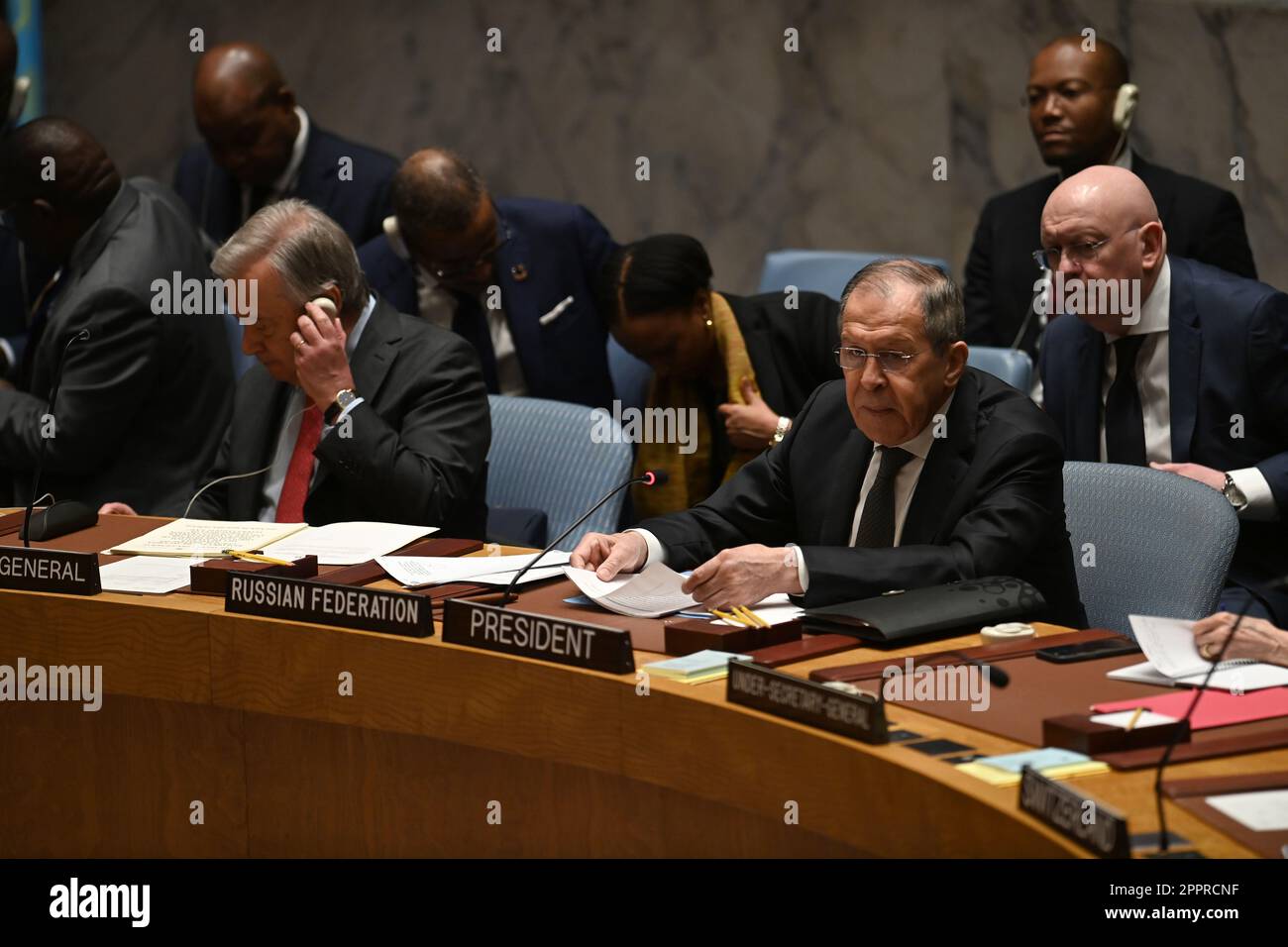 24 aprile 2023, New York, New York, USA: 4 aprile 2023 - New York, NY USA -il ministro degli Esteri della Federazione Russa, Sergey Lavrov, siede al Consiglio di sicurezza delle Nazioni Unite durante il periodo della presidenza russa del Consiglio di sicurezza. L'ambasciatore americano Linda Thomas-Greenfield legge dalla carta delle Nazioni Unite per ricordare a Lavrov gli obiettivi originari delle Nazioni Unite contro cui la Russia si sta scontrando in Ucraina. ( Photo: Andrea Renault/ Zuma Press) (Credit Image: © Andrea Renault/ZUMA Press Wire) SOLO PER USO EDITORIALE! Non per USO commerciale! Foto Stock