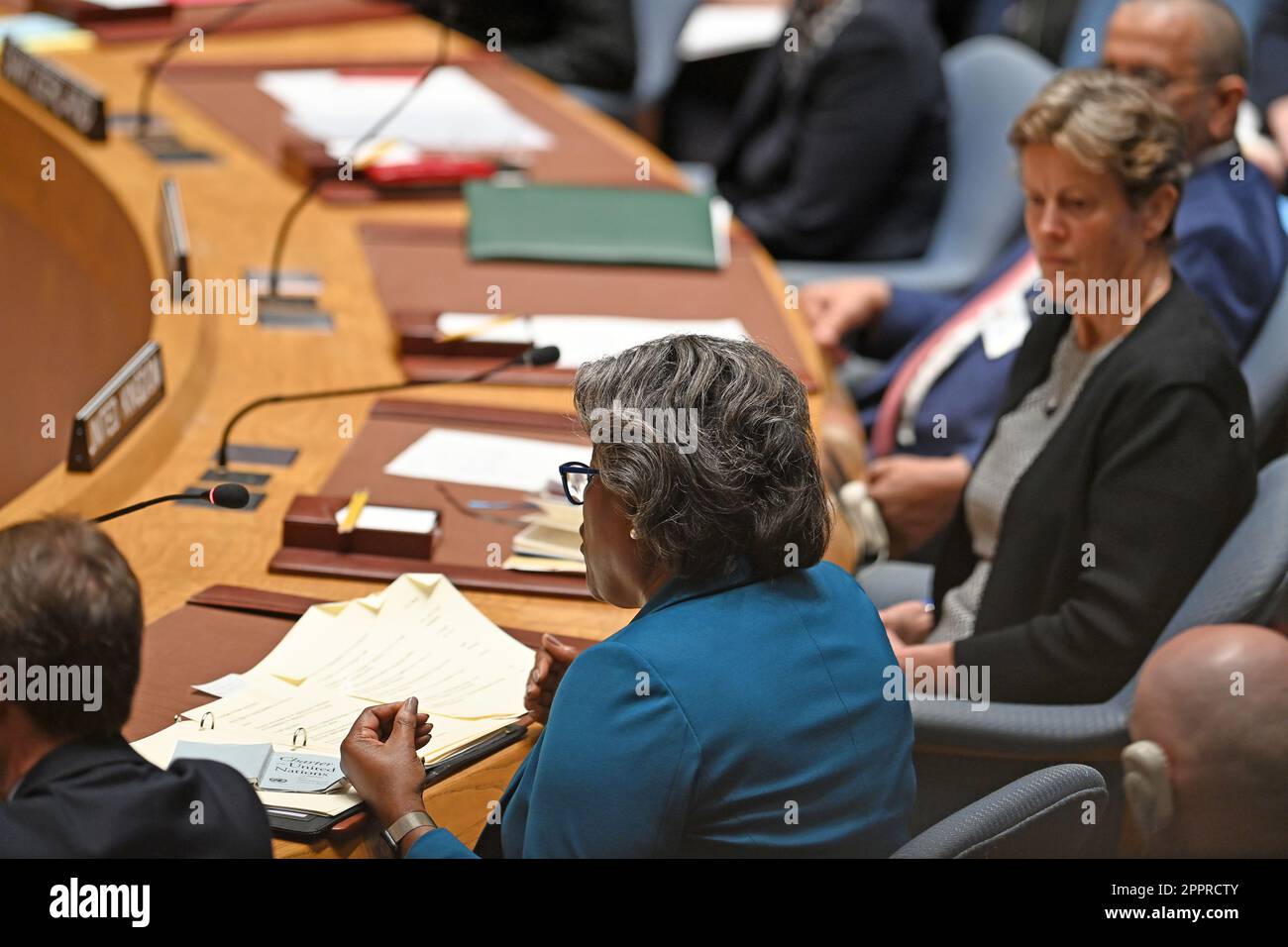 24 aprile 2023, New York, New York, USA: 4 aprile 2023 - New York, NY USA -il ministro degli Esteri della Federazione Russa, Sergey Lavrov, siede al Consiglio di sicurezza delle Nazioni Unite durante il periodo della presidenza russa del Consiglio di sicurezza. L'ambasciatore americano Linda Thomas-Greenfield legge dalla carta delle Nazioni Unite per ricordare a Lavrov gli obiettivi originari delle Nazioni Unite contro cui la Russia si sta scontrando in Ucraina. ( Photo: Andrea Renault/ Zuma Press) (Credit Image: © Andrea Renault/ZUMA Press Wire) SOLO PER USO EDITORIALE! Non per USO commerciale! Foto Stock