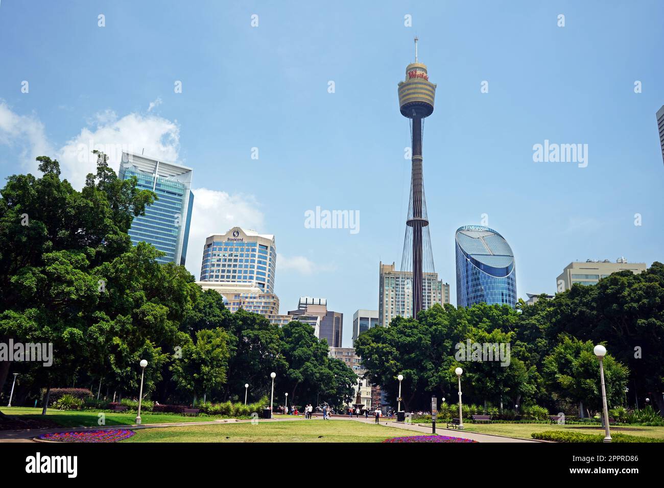 Sydney, NSW / Australia - 14/12/2019: Vista della torre di Sydney da Hyde Park. Foto Stock