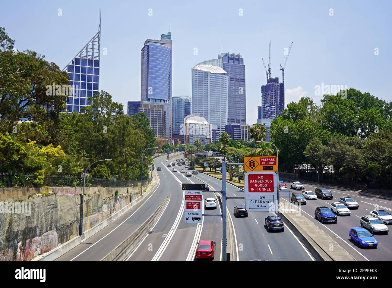 Vista dello skyline di Sydney e della strada dei distributori orientali dalla galleria d'arte. Foto Stock