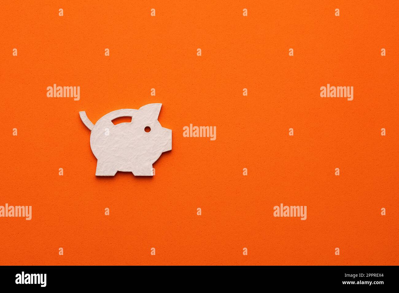Piggy bank su sfondo di colore arancione - simbolo piatto per il design o il logo del sito web Foto Stock