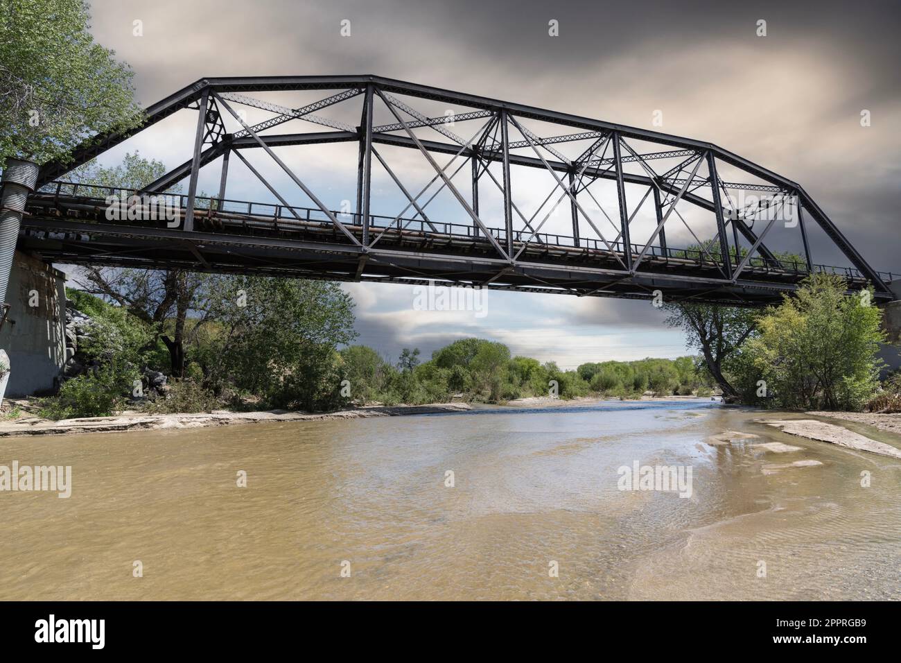 Vista della pista ciclabile Lost Boys Bridge vicino al parco a tema Iron Horse a Santa Clarita, California. Foto Stock