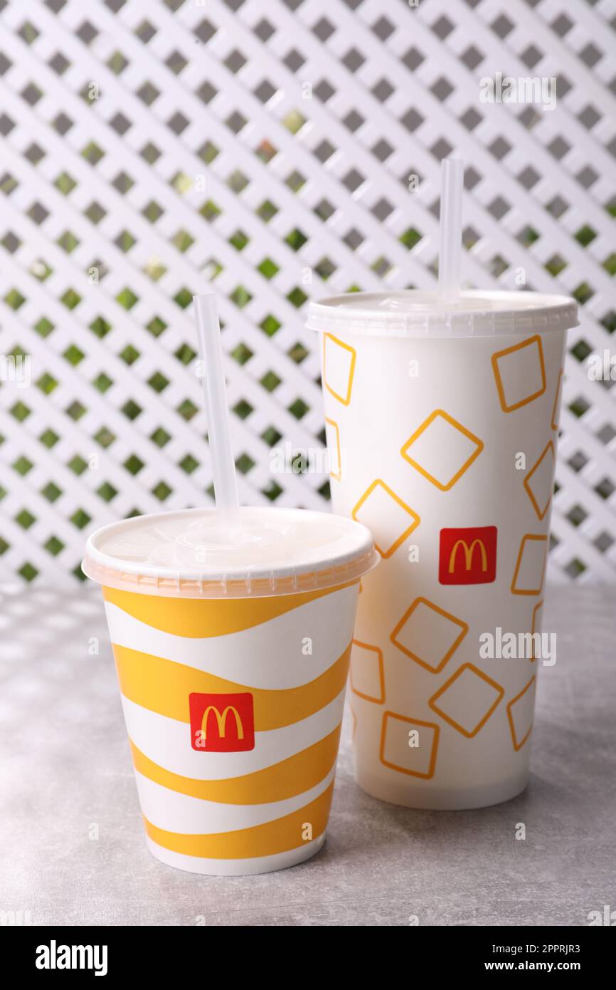 MYKOLAIV, UCRAINA - 12 AGOSTO 2021: Bevande fredde McDonald's sul tavolo grigio Foto Stock