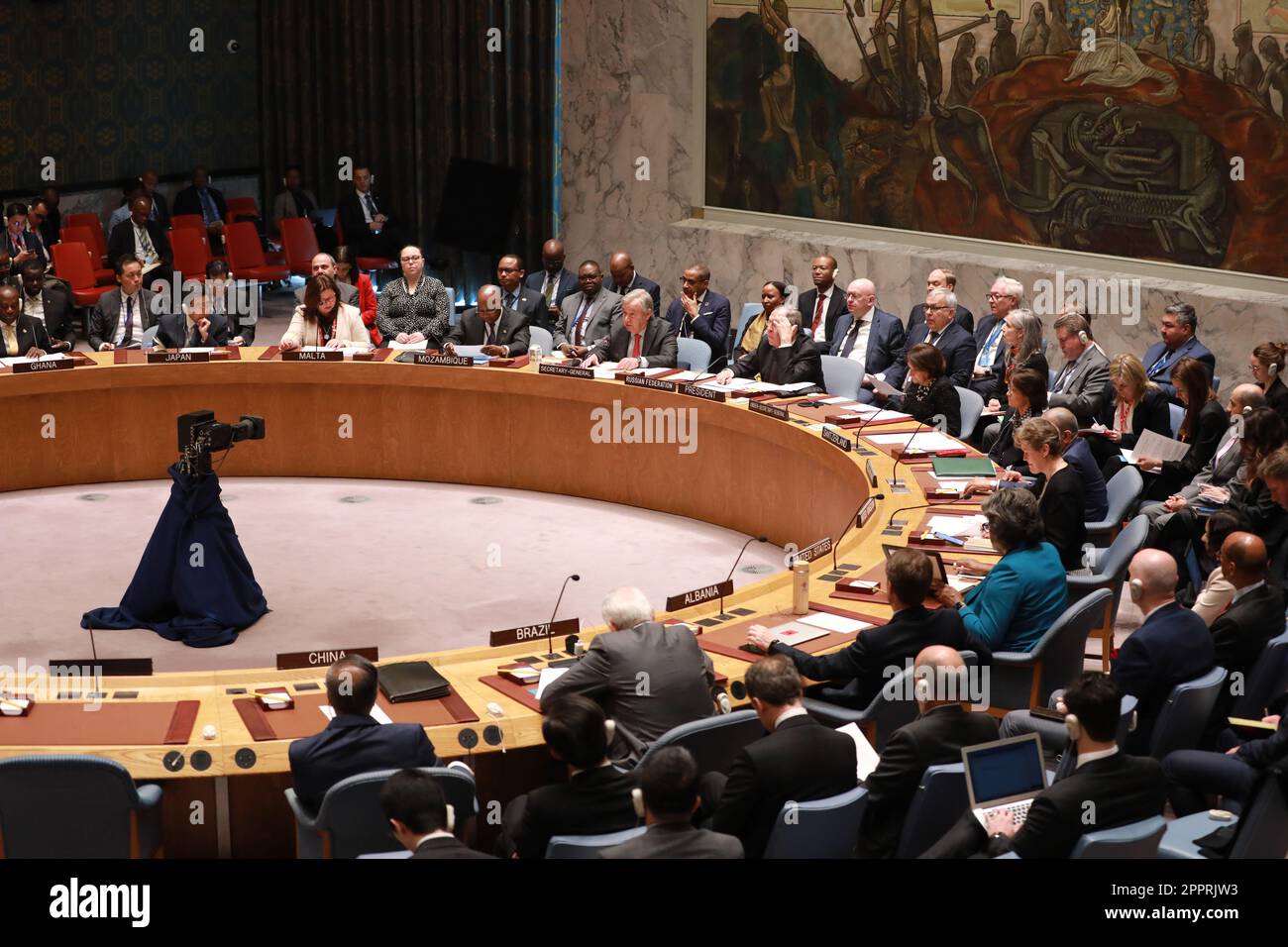 Nazioni Unite. 24th Apr, 2023. Il Consiglio di sicurezza delle Nazioni Unite tiene un dibattito aperto sul multilateralismo presso la sede delle Nazioni Unite a New York, il 24 aprile 2023. Il Segretario generale delle Nazioni Unite Antonio Guterres ha affermato lunedì che la concorrenza tra gli stati non dovrebbe escludere la cooperazione. Credit: Xie e/Xinhua/Alamy Live News Foto Stock