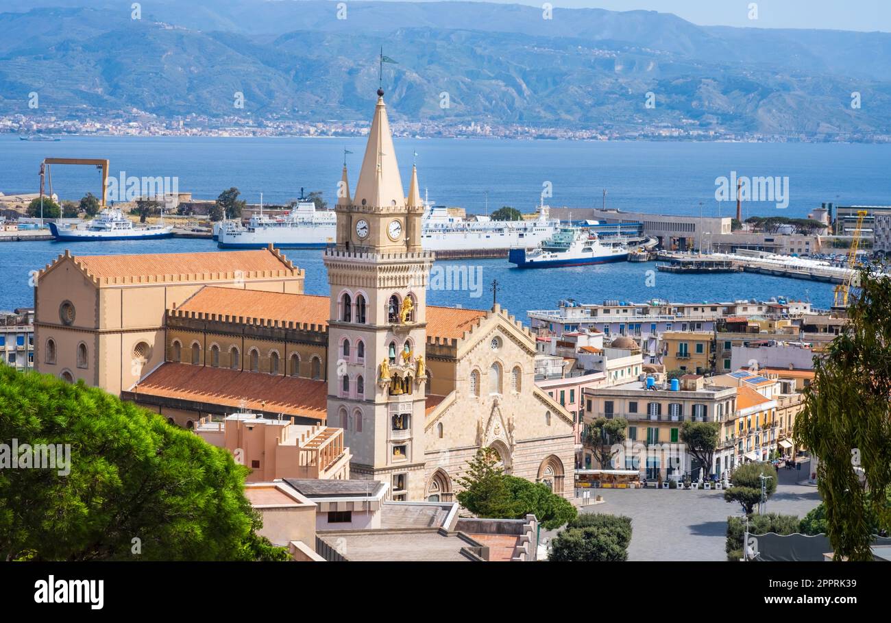 Vista della città di Messina con Piazza del Duomo e Cattedrale, Italia. Porto e stretto di Messina tra Sicilia e Italia. Calabria costa in Foto Stock