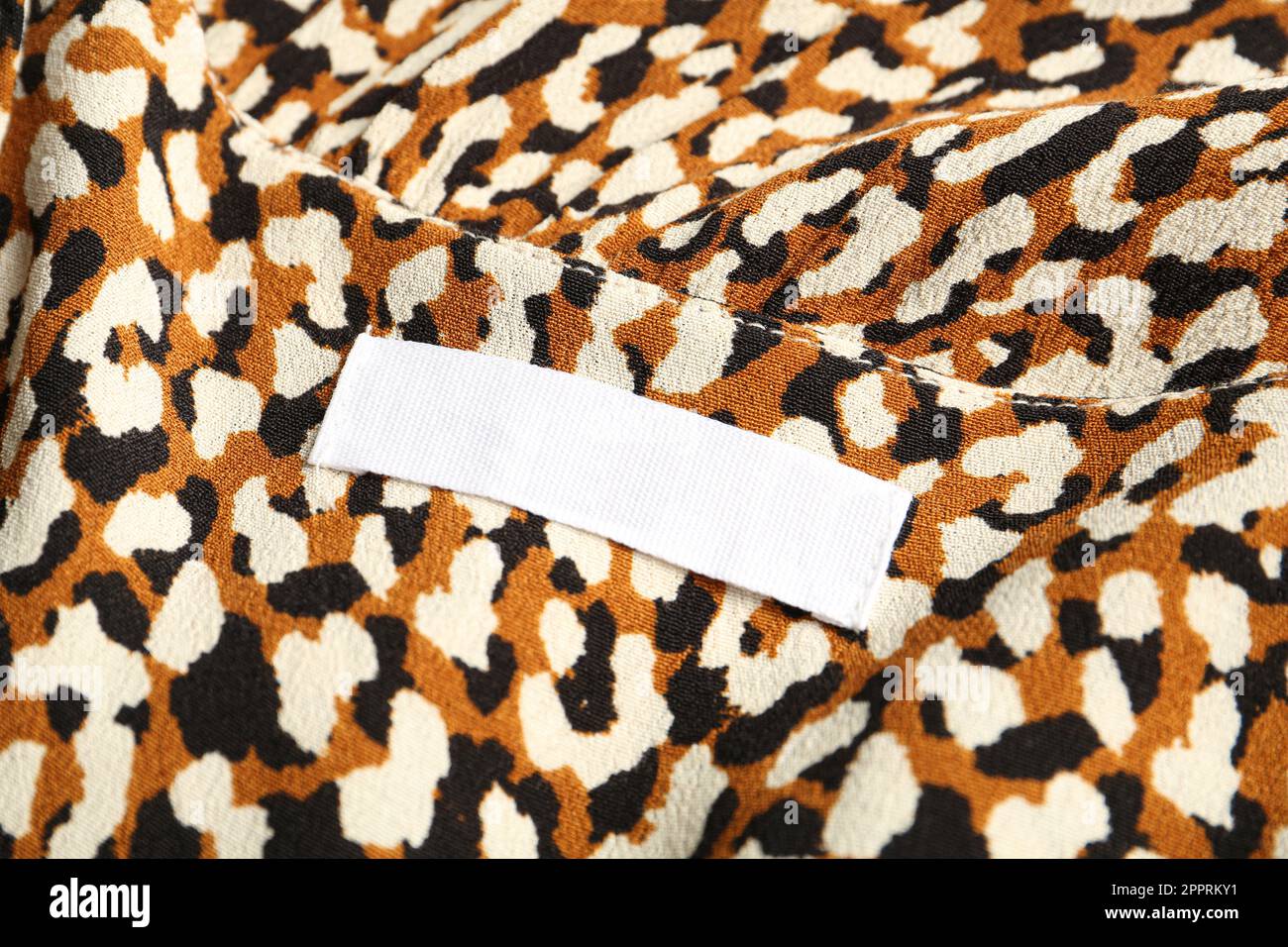 Etichetta di abbigliamento vuota su abbigliamento elegante, primo piano Foto Stock