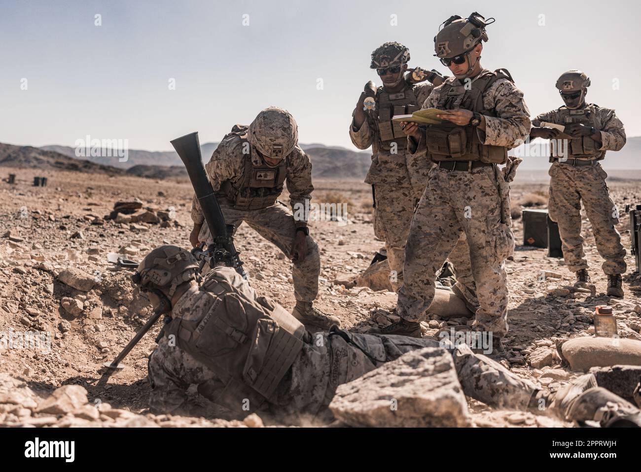 STATI UNITI Marines with Weapons Company, 2nd battaglione, 2nd Marine Regiment, 2nd Marine Division, spara un mortaio da 81mm dollari durante l'allenamento integrato (ITX) 3-23 presso il Marine Corps Air Ground Combat Center, Twentynine Palms, California, 15 aprile 2023. ITX è progettato per fornire alle grandi forze l'opportunità di comandare e controllare i propri marines attraverso un programma di fuoco vivo che incorpora ogni elemento della Marine Air-Ground Task Force. (STATI UNITI Corpo marino foto di Lance CPL. Justin J. Marty) Foto Stock