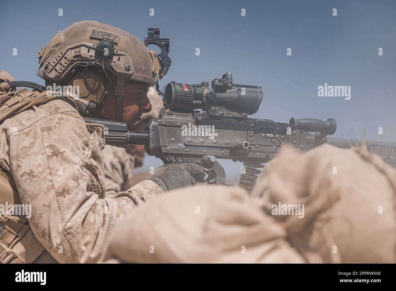 STATI UNITI Marines con Echo Company, 2nd battaglione, 2nd reggimento marino, 2nd divisione marina, post sicurezza durante l'esercizio di addestramento integrato (ITX) 3-23 al Marine Corps Air Ground Combat Center, Twentynine Palms, California, 14 aprile 2023. ITX è progettato per fornire alle grandi forze l'opportunità di comandare e controllare i propri marines attraverso un programma di fuoco vivo che incorpora ogni elemento della Marine Air-Ground Task Force. (STATI UNITI Corpo marino foto di Lance CPL. Justin J. Marty) Foto Stock