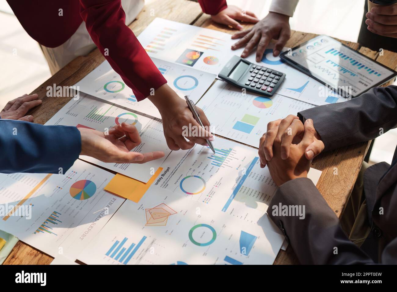 Primo piano di colleghi diversi riuniscono il brainstorming discutere le statistiche finanziarie durante la riunione dell'ufficio. Finanza, lavoro di squadra, grafici dei big data grafici grafici concetto Foto Stock