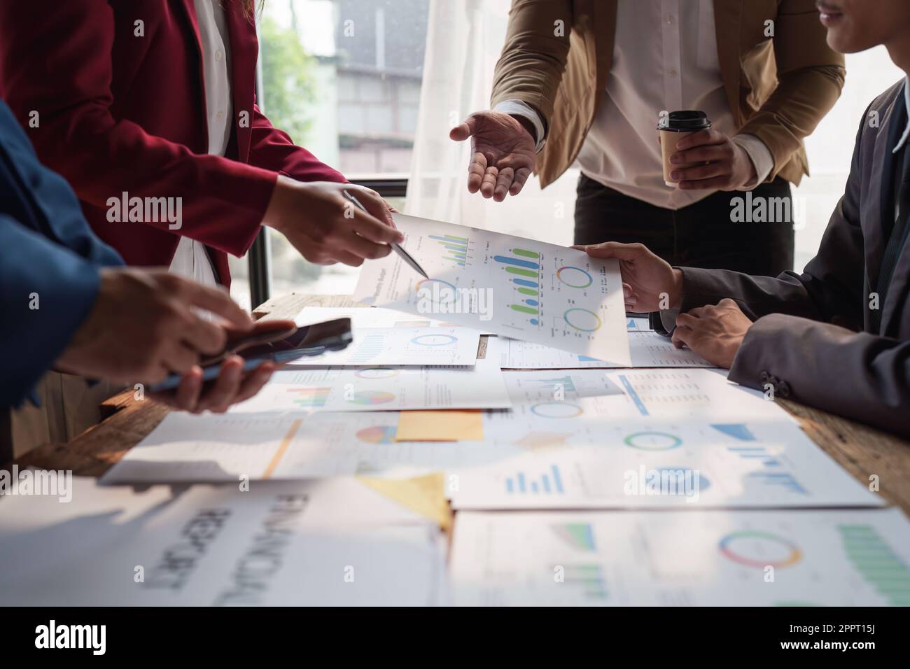 Primo piano di colleghi diversi riuniscono il brainstorming discutere le statistiche finanziarie durante la riunione dell'ufficio. Finanza, lavoro di squadra, grafici dei big data grafici grafici concetto Foto Stock