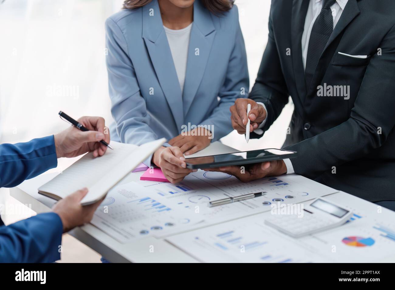 Primo piano di colleghi diversi riuniscono il brainstorming discutere le statistiche finanziarie durante la riunione dell'ufficio. Finanza, lavoro di squadra, grafici dei big data grafici grafici concetto Foto Stock