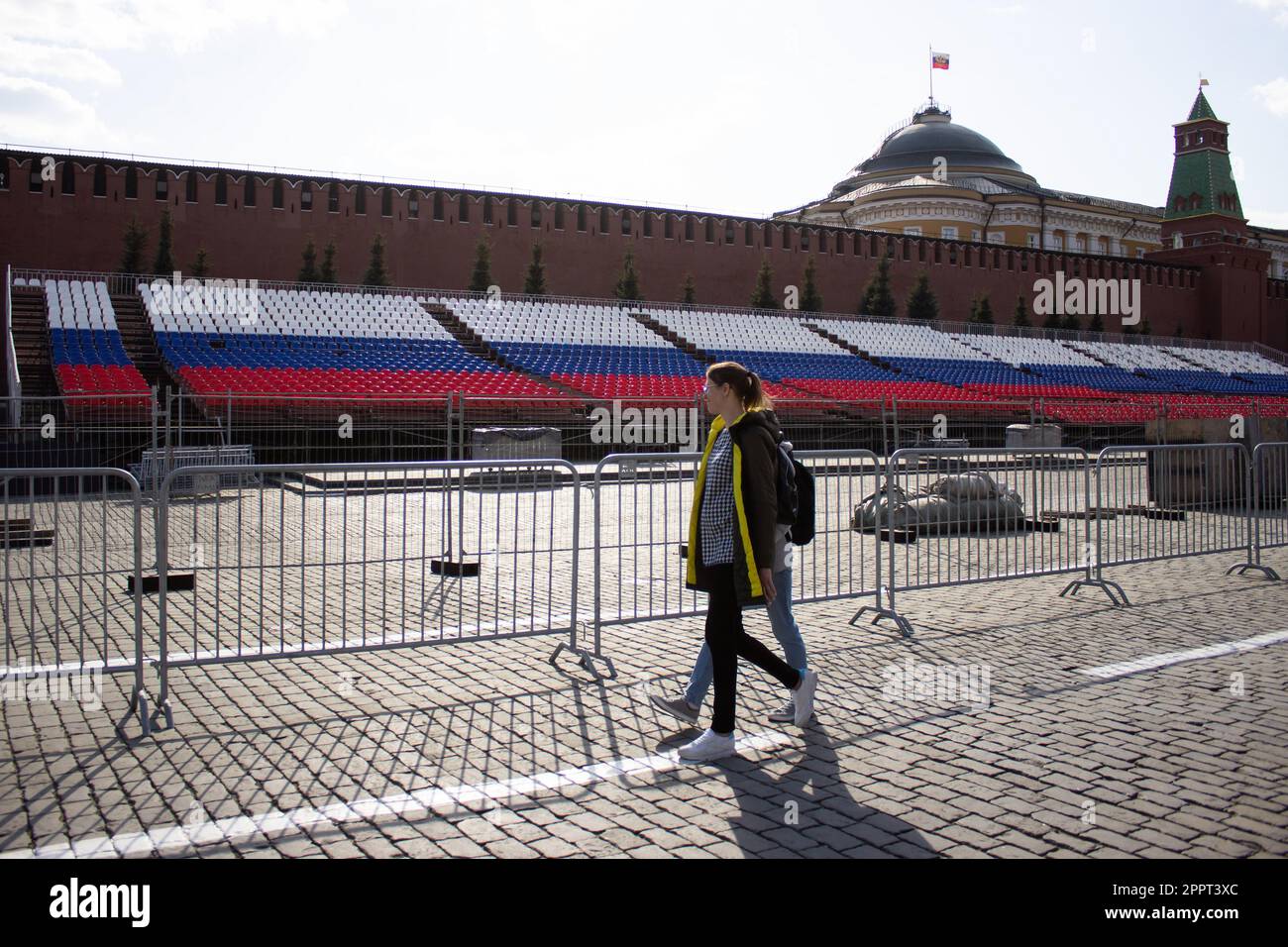 Mosca, Russia. 24th Apr, 2023. La gente cammina accanto alle bancarelle colorate nella bandiera russa posta in Piazza Rossa. La Russia celebra la Giornata della Vittoria ogni anno il 9 maggio. I mass media riportano che nel 2023 solo un capo di stato straniero parteciperà alla tradizionale parata militare sulla Piazza Rossa. Credit: SOPA Images Limited/Alamy Live News Foto Stock