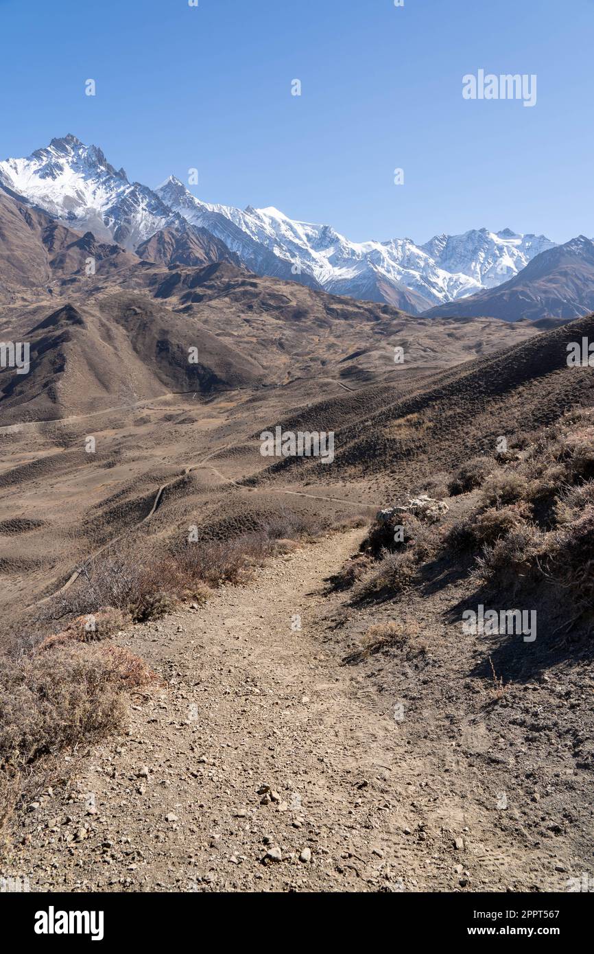 Un sentiero nelle montagne Himalayane della valle di Mustang in Nepal. Foto Stock