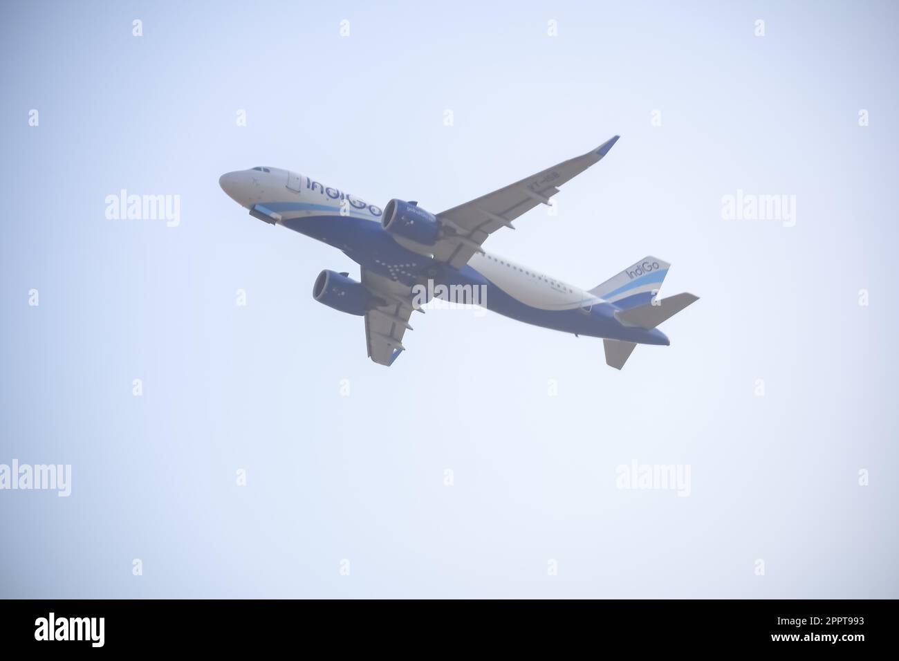 New Delhi, India, 16 2023 aprile - Indigo Airbus A320 decollo da Indra Gandhi International Airport Delhi, Indigo aereo nazionale di volo in b Foto Stock