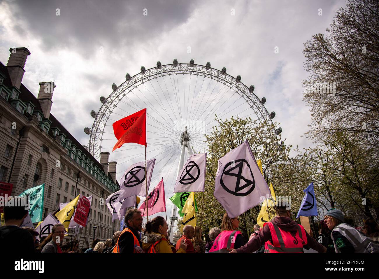 Londra, Regno Unito. 24th Apr, 2023. I manifestanti portano bandiere della ribellione di estinzione durante la marcia dimostrativa per porre fine ai combustibili fossili. Il Big One è un'azione di quattro giorni a partire dal 21-24 aprile 2023 con un invito a tutti a unire per sopravvivere, dove persone di tutti i gruppi e movimenti, non solo XR, si riuniranno in tutto Westminster e presso le Camere del Parlamento.più di 200 organizzazioni stanno sostenendo - tra cui Greenpeace, Amici della Terra e PCS Union per citarne solo alcuni. (Foto di Loredana Sangiuliano/SOPA Images/Sipa USA) Credit: Sipa USA/Alamy Live News Foto Stock