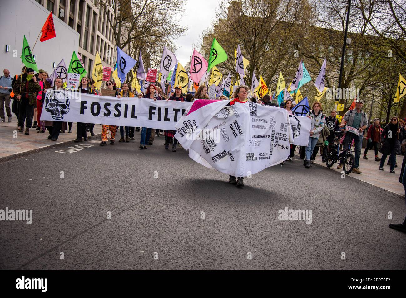 Londra, Regno Unito. 24th Apr, 2023. I dimostranti si radunano fuori dal Shell Centre durante una marcia dimostrativa per porre fine al Fossil Fuel. Il Big One è un'azione di quattro giorni a partire dal 21-24 aprile 2023 con un invito a tutti a unire per sopravvivere, dove persone di tutti i gruppi e movimenti, non solo XR, si riuniranno in tutto Westminster e presso le Camere del Parlamento.più di 200 organizzazioni stanno sostenendo - tra cui Greenpeace, Amici della Terra e PCS Union per citarne solo alcuni. (Foto di Loredana Sangiuliano/SOPA Images/Sipa USA) Credit: Sipa USA/Alamy Live News Foto Stock