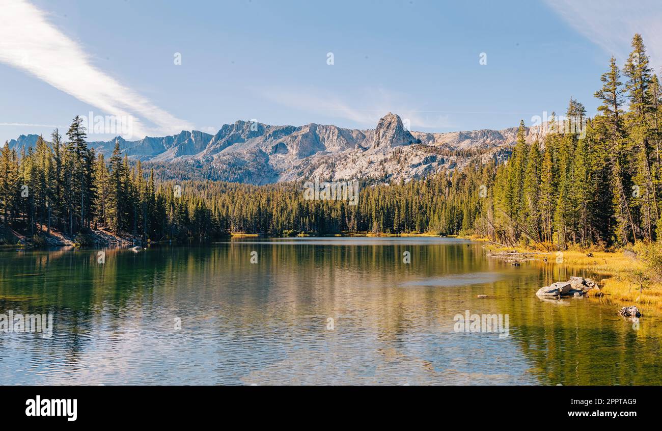 Splendido e tranquillo lago di montagna nel soleggiato giorno autunnale, Mammoth Lakes, California Foto Stock