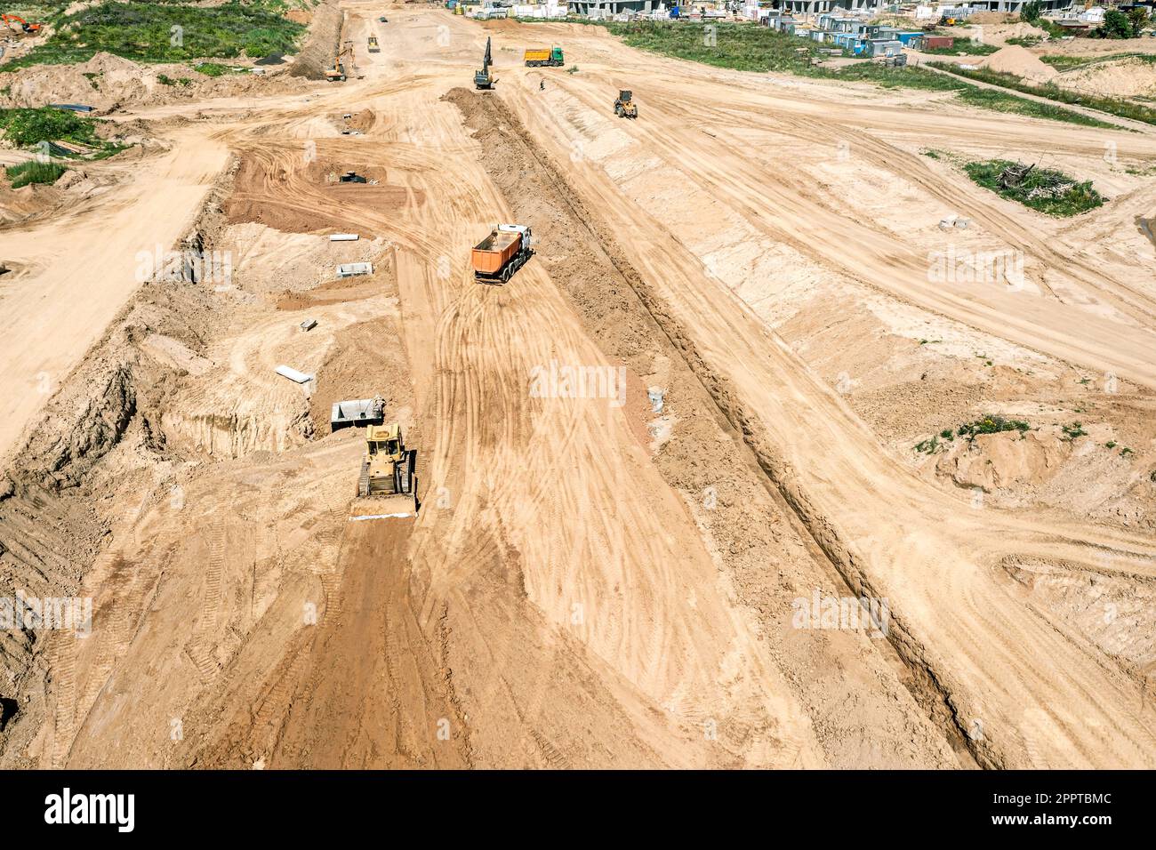 vista aerea di un grande cantiere con macchine movimento terra e dumper. livellamento del terreno con macchine movimento terra. Foto Stock