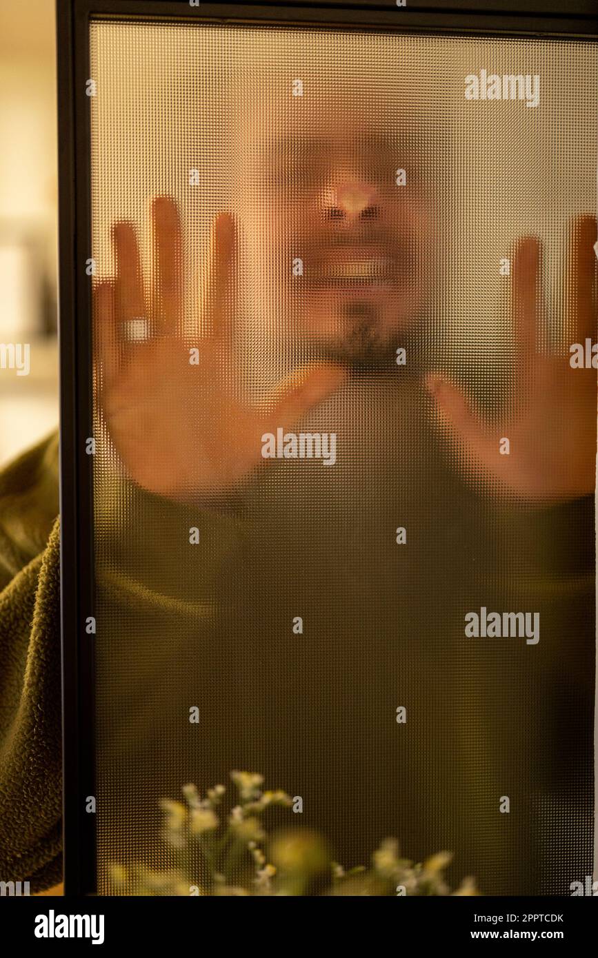 Ritratto da uomo attraverso un vetro opaco Foto Stock