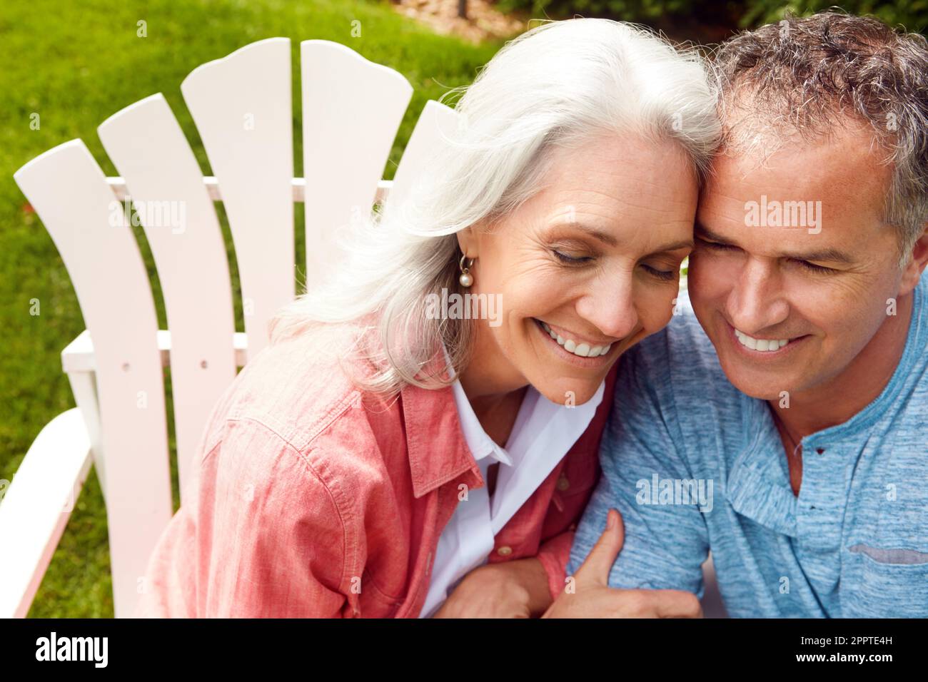 Essere con quello che ti fa ridere ogni giorno. una coppia anziana trascorre la giornata fuori. Foto Stock