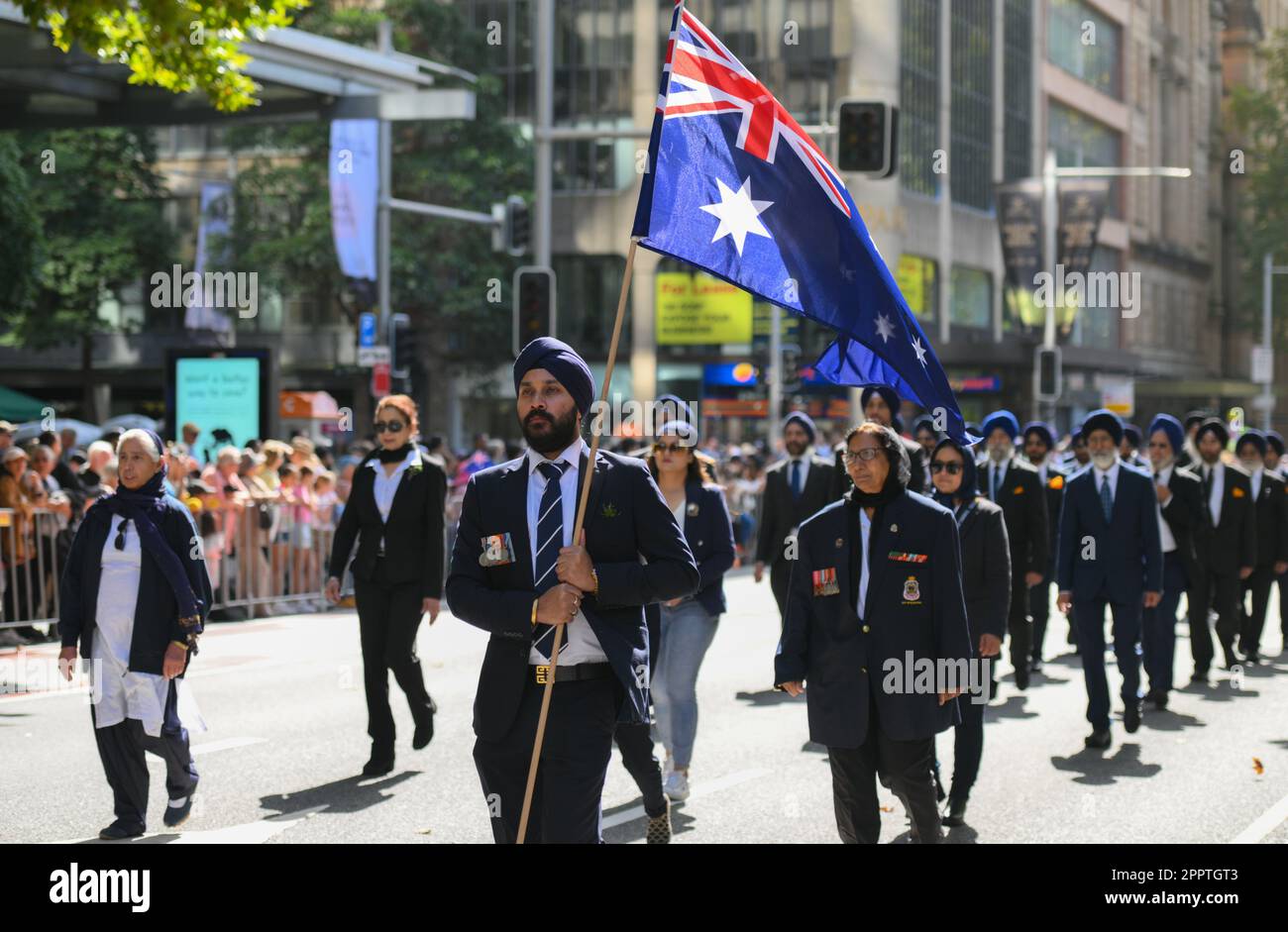 Sydney, Australia. 25th Apr, 2023. SFILATA DEL GIORNO DELL'ANZAC il 25 aprile 2023 a Sydney, Australia. L'Anzac Day è una festa nazionale in Australia, tradizionalmente segnata da un servizio all'alba che si svolge durante il periodo dell'atterraggio originale di Gallipoli e commemorato con cerimonie e sfilate durante tutto il giorno. Anzac Day commemora il giorno in cui l'Australian and New Zealand Army Corp (ANZAC) sbarcò sulle rive di Gallipoli il 25 aprile 1915, durante la prima guerra mondiale (Foto di Izhar Khan) Credit: Izhar Ahmed Khan/Alamy Live News/Alamy Live News Foto Stock