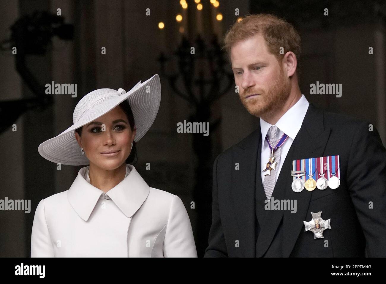 Foto del file datata 04/12/22 del Duca e della Duchessa di Sussex. Il principe Harry non si aspetta di avere un ruolo formale il giorno dell'incoronazione di suo padre, ma tutti gli occhi saranno sul duca mentre si trova di fronte ai suoi parenti in pubblico per la prima volta da quando ha lamberato Charles, Camilla, William e Kate nella sua memoria di raccontare-tutto Spare. Data di emissione: Martedì 25 aprile 2023. Foto Stock