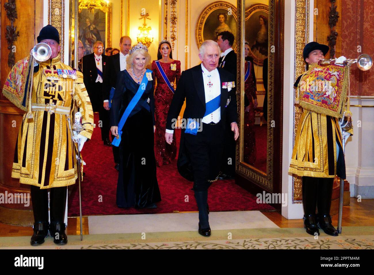 Foto del file datata 06/12/22 di Re Carlo III e della Regina Consorte, seguita dal Principe e dalla Principessa di Galles, durante un ricevimento del corpo diplomatico a Buckingham Palace a Londra. Il Re porterà al teatro dell'incoronazione, l'area centrale, dell'Abbazia di Westminster, che sarà incoronato dall'arcivescovo di Canterbury. Data di emissione: Martedì 25 aprile 2023. Foto Stock