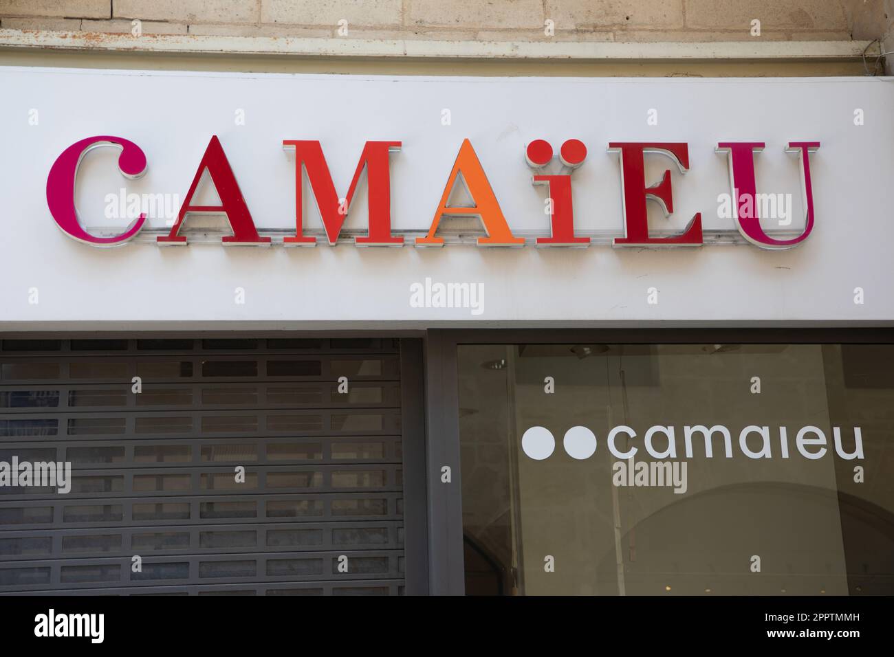 Bordeaux , Aquitaine France - 04 17 2023 : camaieu logo negozio marchio Camaieu bancarotta facciata negozio con segno di testo per abiti francesi Foto Stock