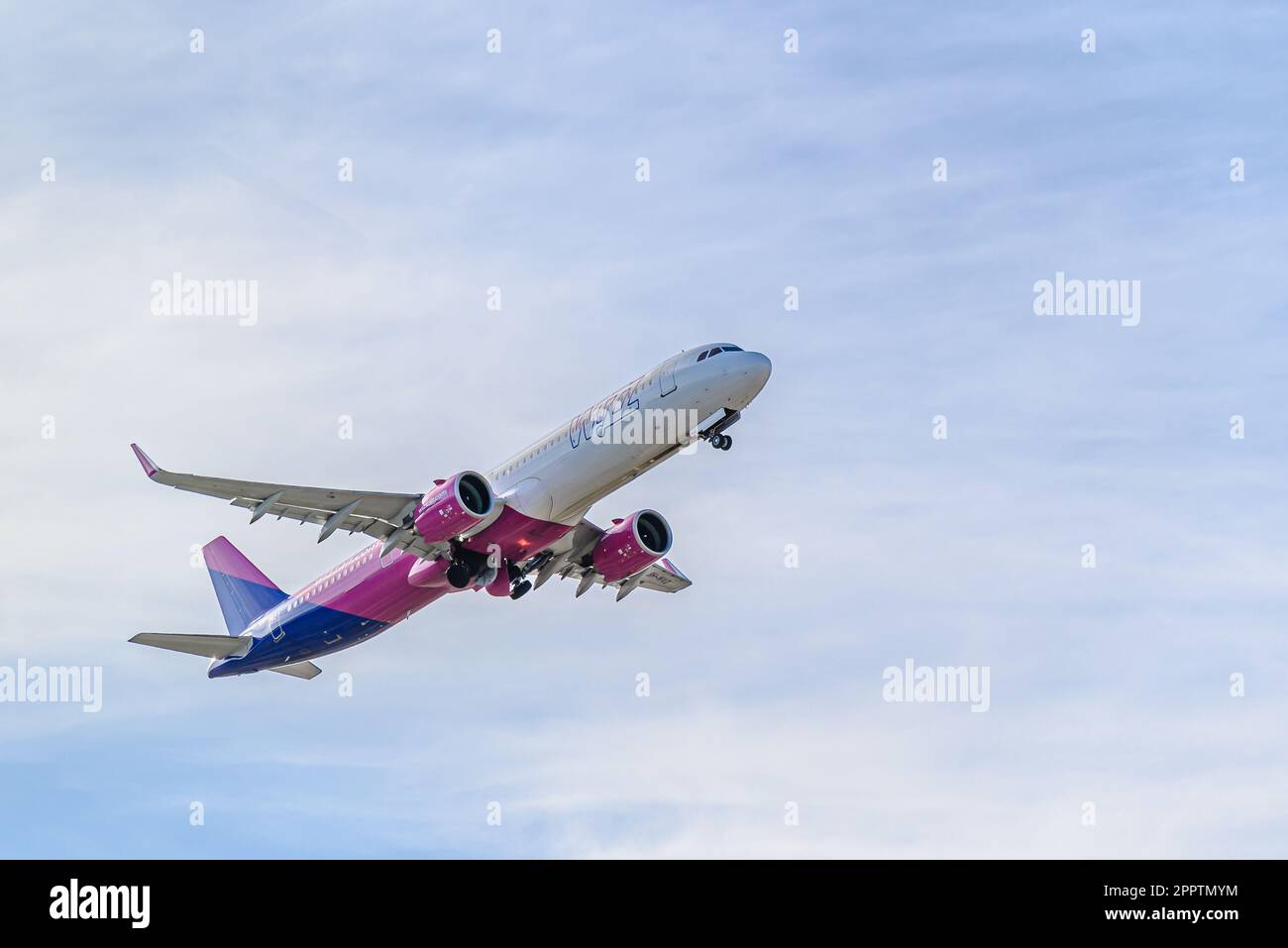 Barcellona, ​​Spain; 12 marzo 2023: Aereo Airbus A321 della compagnia Wizz Air Malta, con partenza dall'aeroporto Josep Tarradellas Barcelona-El Prat Foto Stock