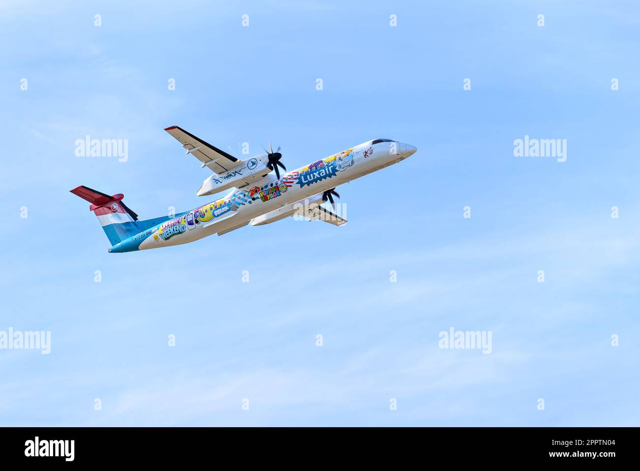 Barcellona, ​​Spain; 12 marzo 2023: Aereo bomber DHC-8-400 della compagnia Luxair, decollo dall'aeroporto Josep Tarradellas Barcelona-El Prat Foto Stock