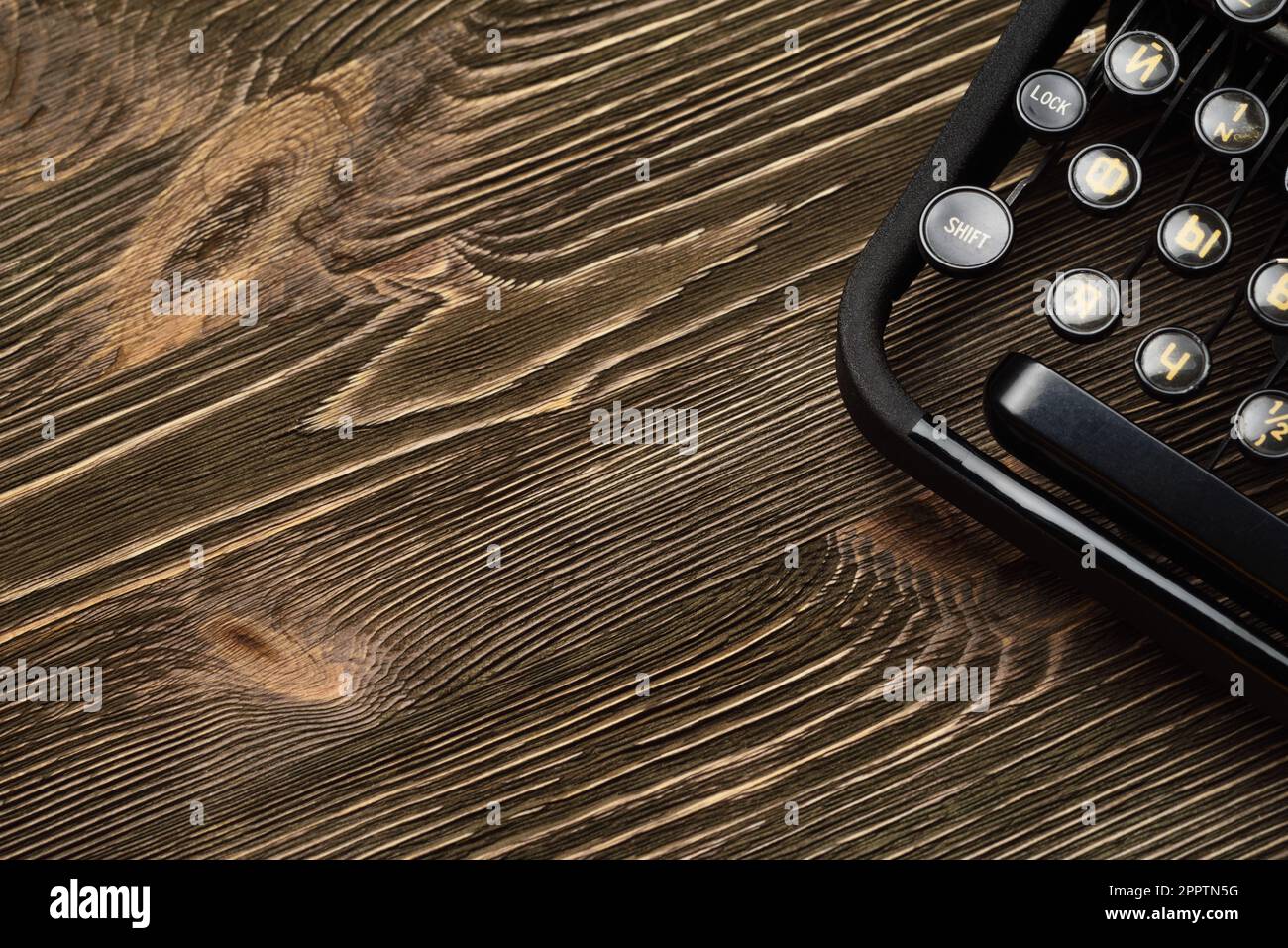 Vecchia macchina da scrivere meccanica balck tavolo di legno marrone. Spazio di copia. Foto Stock