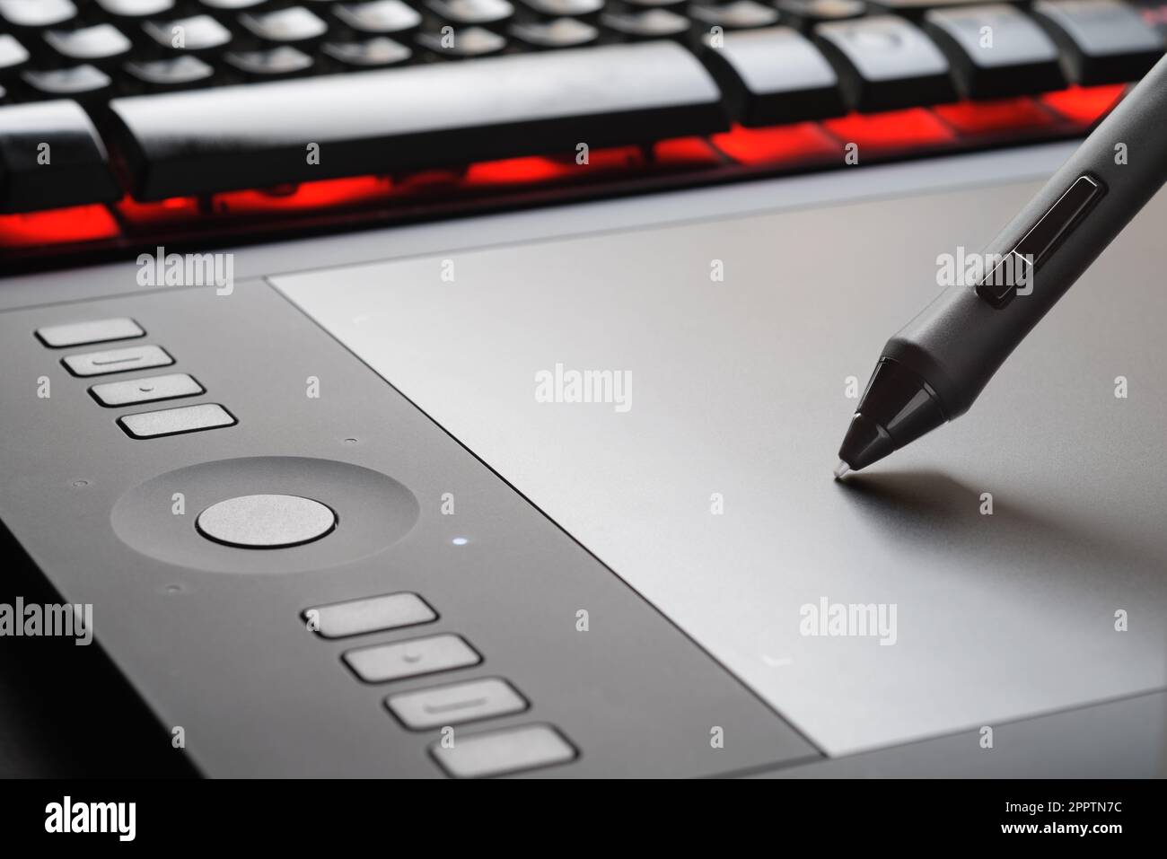 Tavoletta grafica con penna sulla superficie del dispositivo, foto ravvicinata. Strumento professionale per illustratori, designer, retouchers. Foto Stock