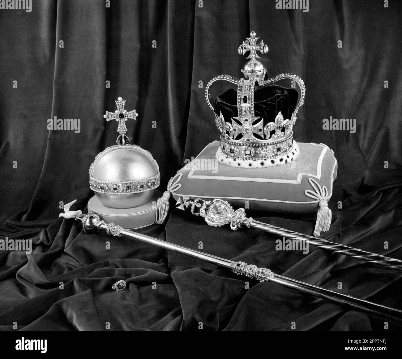 Foto del file datata 25/11/52 della Corona di Sant'Edoardo, dell'Orb, dello Sceptre con Croce (noto anche come lo Sceptre reale), dello Scepture con dove e dell'anello del Sovrano. L'incoronazione del 1953 è stata una spinta morale negli anni duri del dopoguerra, mentre milioni di persone hanno celebrato il giorno storico. Elisabetta II fu incoronata in una cerimonia profondamente religiosa nell'Abbazia di Westminster il 2 1953 giugno. Data di emissione: Martedì 25 aprile 2023. Foto Stock