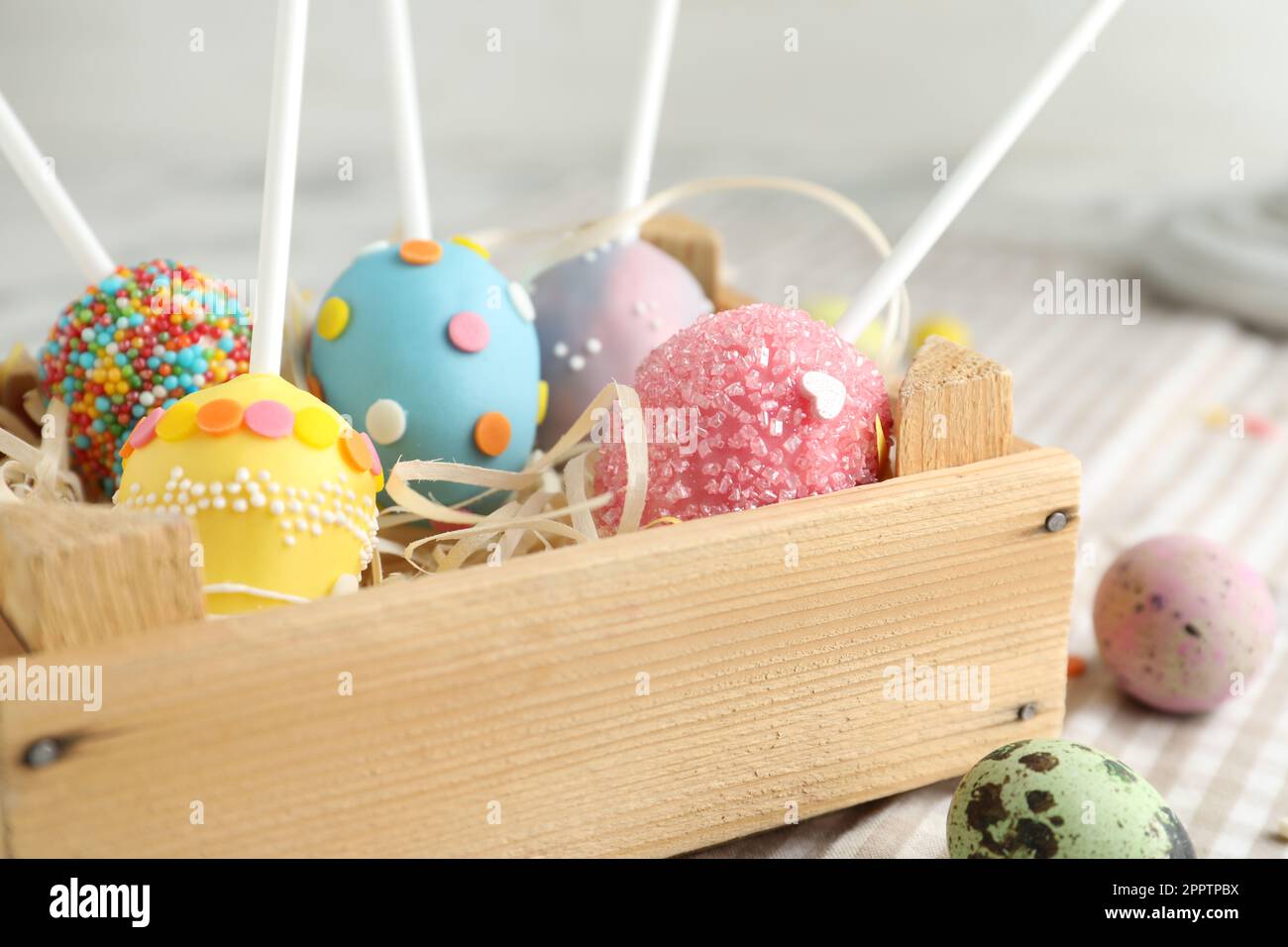 Deliziosi dolci papi in cassa di legno sul tavolo, primo piano. Vacanze di Pasqua Foto Stock