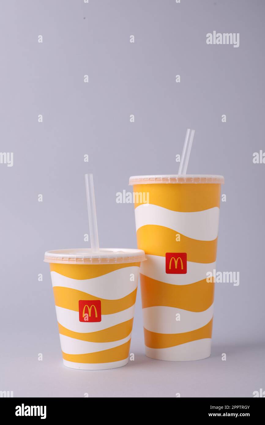 MYKOLAIV, UCRAINA - 12 AGOSTO 2021: Bevande fredde McDonald's su sfondo chiaro Foto Stock