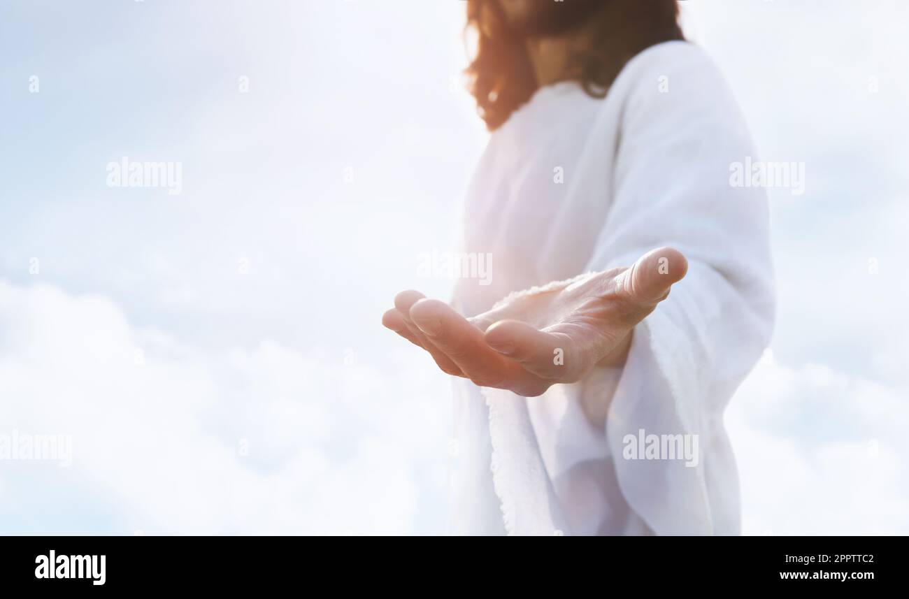 Cielo e croce amore e fede e concetto di salvezza di Gesù Cristo che si apre a braccia aperte nel cielo e il risorto Gesù Cristo Foto Stock