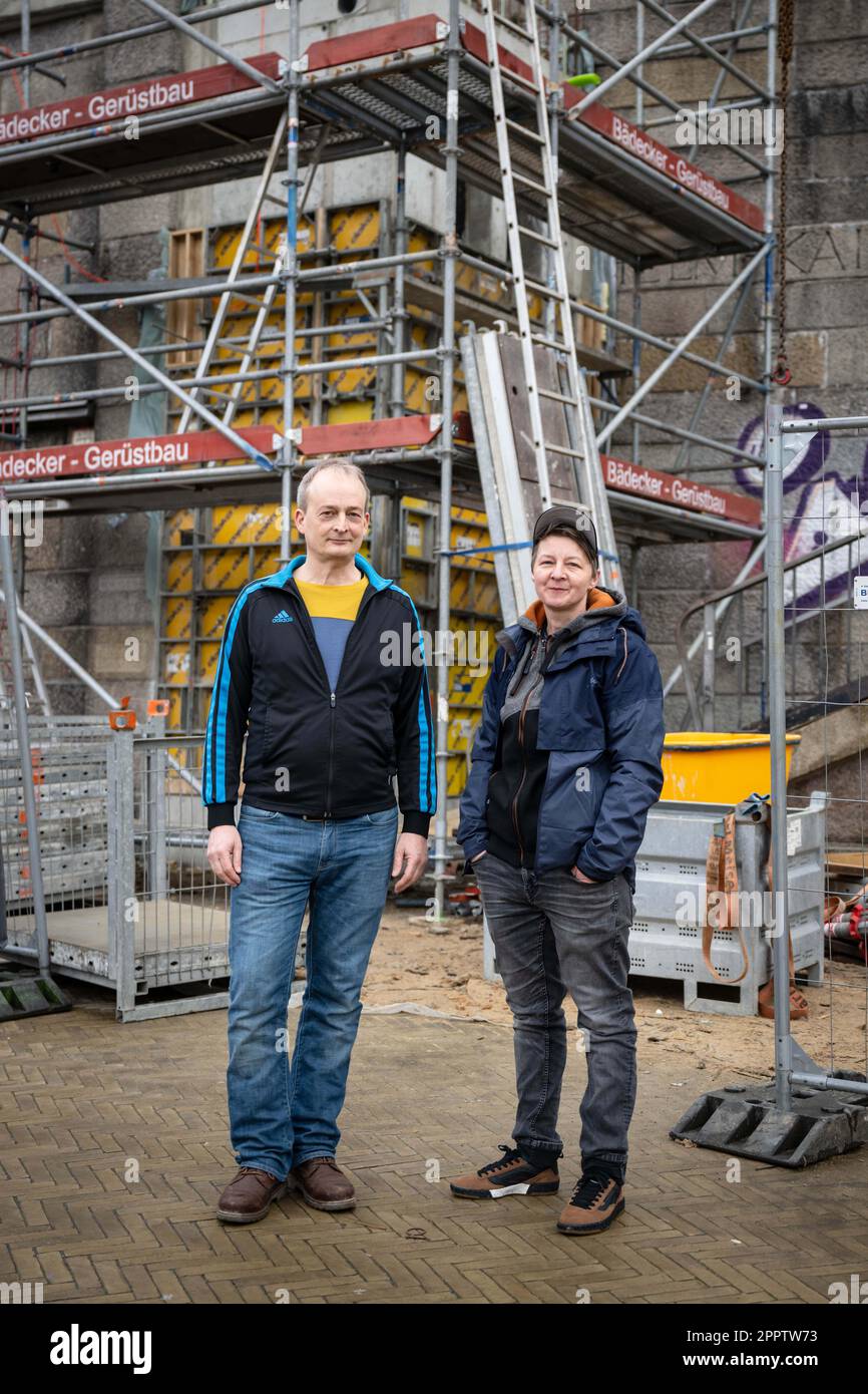 Brema, Germania. 30th Mar, 2023. Henning Bleyl (l) ed Evin Oettingshausen si trovano presso il cantiere del memoriale 'Aryanization'. Durante il regime nazista, la popolazione ebraica fu privata in massa dei loro beni. A Brema è in costruzione un monumento unico in Germania. Credit: Sina Schuldt/dpa/Alamy Live News Foto Stock