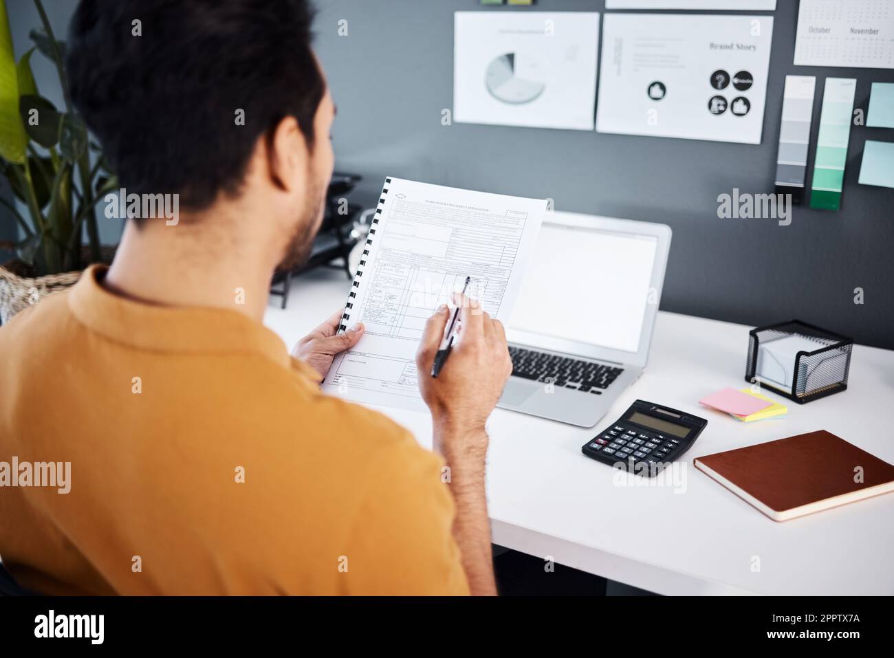 Uomo, contabile e documenti con computer portatile per la finanza, il budget o la strategia alla scrivania dell'ufficio. Dipendente di sesso maschile che lavora su documenti finanziari, contabilità o. Foto Stock